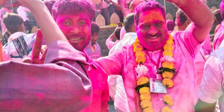 सांगोल्यात ‘शिवसेनेचा भगवा’; नगराध्यक्षपदी आनंदा माने यांचा दणदणीत विजय!