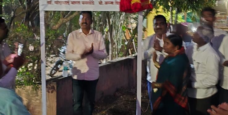 नगराध्यक्ष आनंद माने यांच्या हस्ते ‘समर्थ नगर’ नामफलकाचे उत्साहात अनावरण