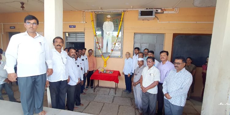 प्रा. प्रबुद्धचंद्र झपके यांच्या 72 व्या वाढदिवसानिमित्त नाझरा येथे 165 रक्तदात्यांचे रक्तदान 